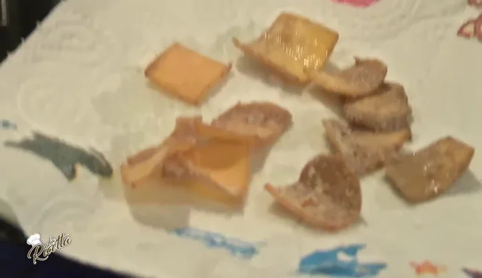 Scolare le chips su carta assorbente per eliminare l'olio in eccesso.