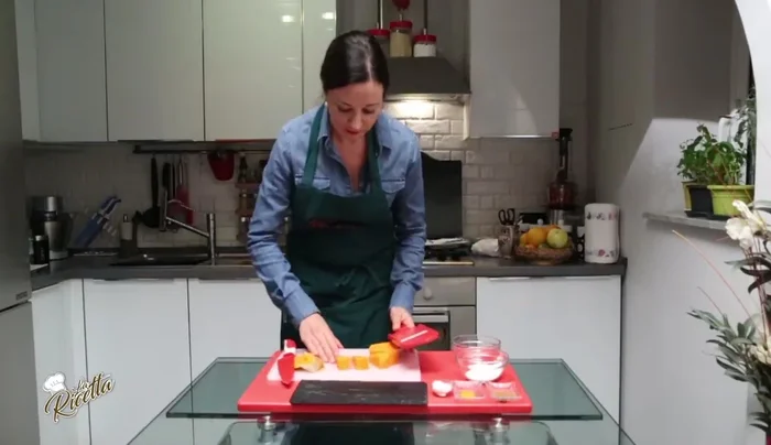 Affettare finemente la zucca rossa utilizzando una mandolina o un coltello molto affilato. Le fette devono essere sottili, come per le patatine.