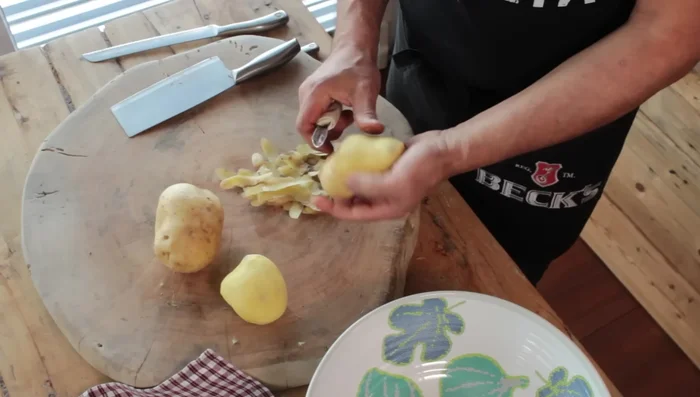 Pelate e tagliate le patate a fette sottili (circa mezzo cm) (174.519).