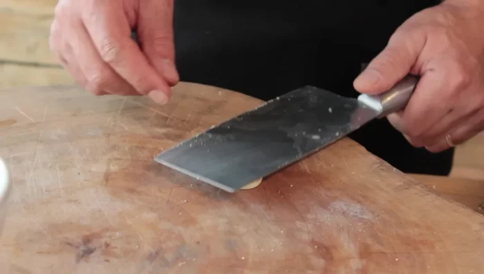 Preparate il condimento: in una ciotola mescolate il pane raffermo sbriciolato, il formaggio grattugiato, l'aglio tritato, il prezzemolo (o menta), sale e olio extravergine d'oliva (209.08).