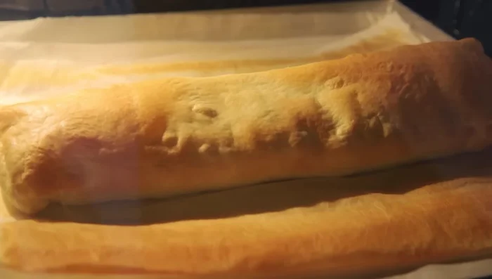 Stendere il ripieno sulla pasta sfoglia.