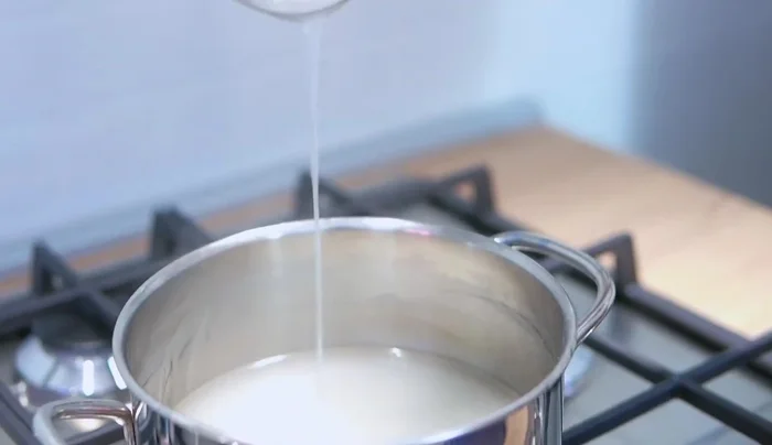 Versare lo sciroppo caldo in una ciotola e lasciarlo raffreddare per circa un'ora, poi metterlo in frigo per 2-3 ore.