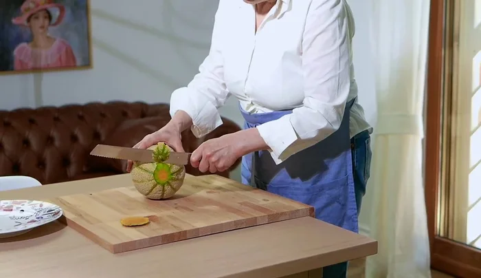 Lavare il melone con acqua e bicarbonato, tagliarlo a metà, rimuovere i semi e la buccia. Il melone senza scorza deve pesare 500 g.