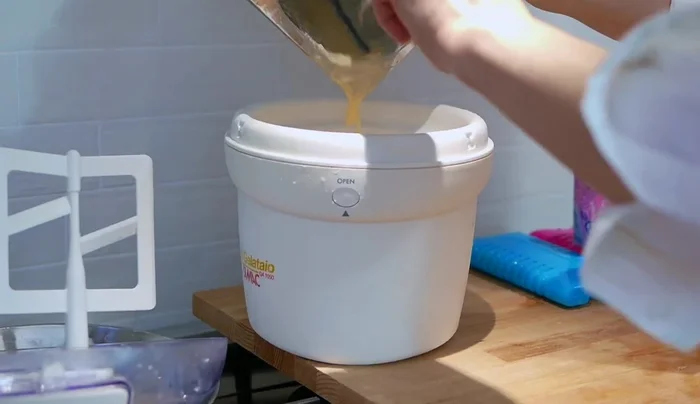 Versare il composto nella gelatiera e mantecare per 40 minuti.