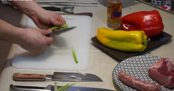 Pulire gli spicchi d'aglio, lasciando un po' di verde se si desidera un sapore più intenso. Tritare finemente.