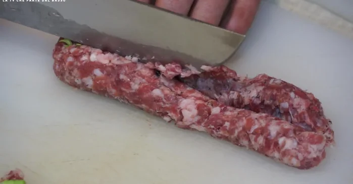 Togliere la pelle alla salsiccia e tagliarla a pezzetti.
