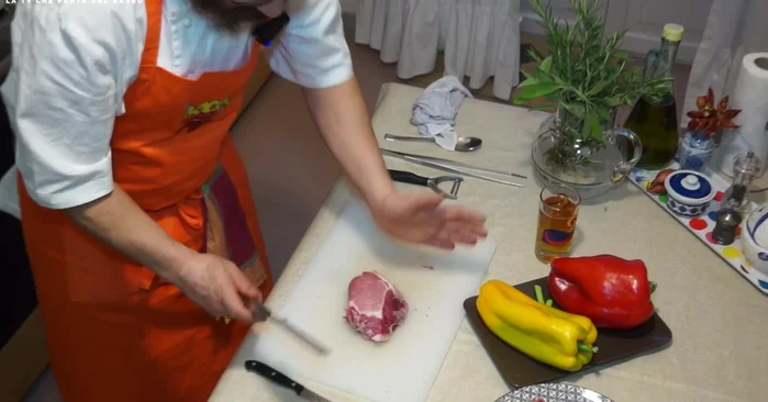 Tagliare la carne di maiale a bocconcini.