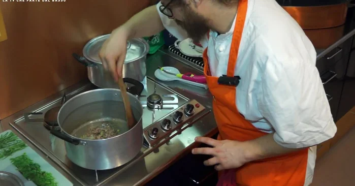 Aggiungere la carne di maiale al soffritto di salsiccia e aglio. Rosolare bene, creando una crosticina su tutti i lati.