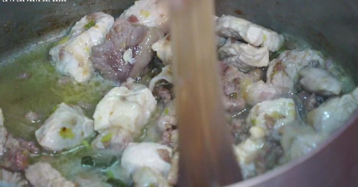 Sfumare con mezzo bicchiere di birra, alzare la fiamma e far evaporare l'alcool.