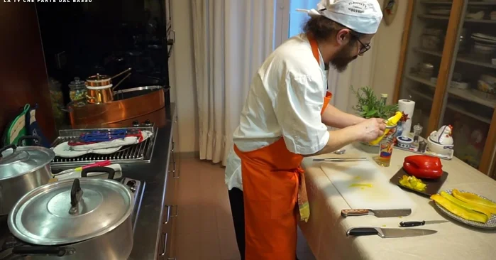 Pelare i peperoni con un pela patate o pela frutta, togliendo i semi. Tagliarli a strisce.