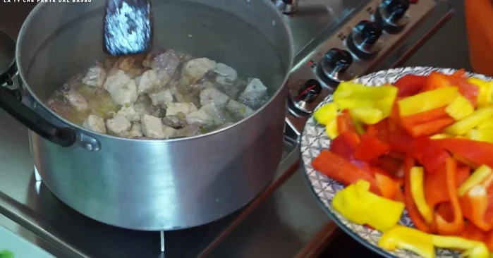 Aggiungere i peperoni al tegame con la carne. Salare e pepare.