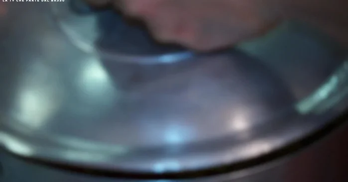 Aggiungere un altro po' di birra, coprire il tegame e cuocere a fuoco basso per circa 10 minuti.