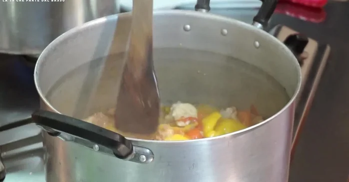 Dopo 10 minuti, togliere il coperchio e cuocere a fuoco alto per altri 2-3 minuti per far restringere il sughetto.