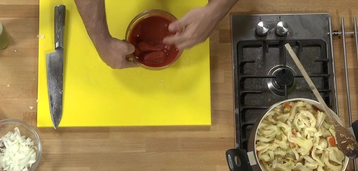 Frullare i pomodori pelati e aggiungerli alla casseruola.