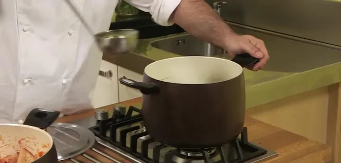 Aggiungere il brodo vegetale per facilitare la cottura.