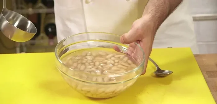 Aggiungere i fagioli cotti (senza tutto il liquido) e un po' di pepe.