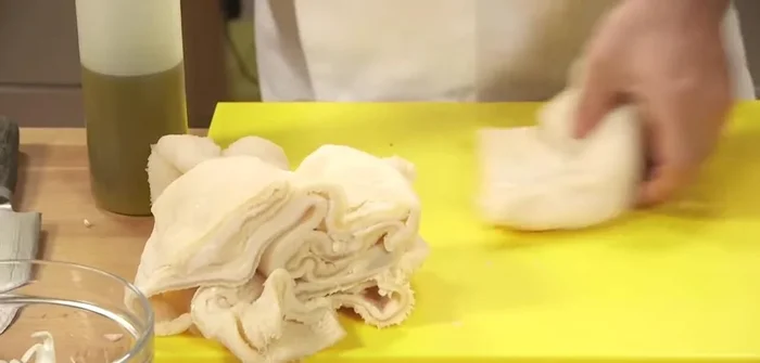 Tagliare la trippa precotta a strisciolina e aggiungerla al soffritto, facendola rosolare.