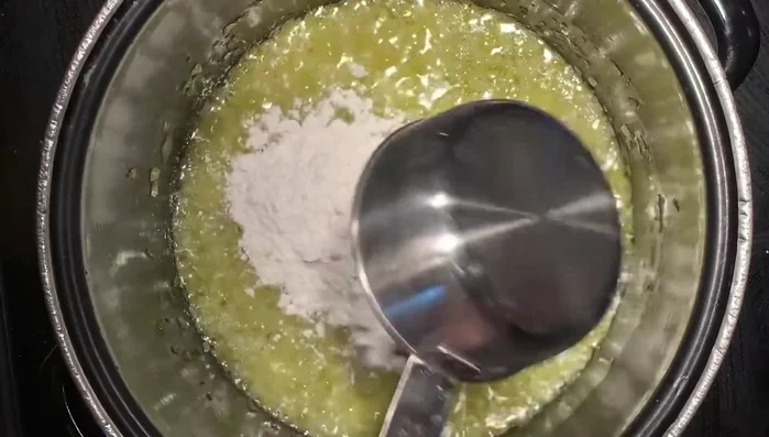 Aggiungere la farina e creare un roux, cuocendo per 2-3 minuti a fuoco medio, mescolando costantemente per evitare che si bruci.