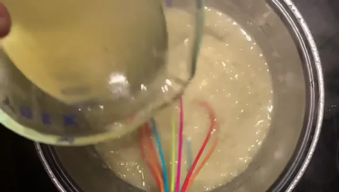 Aggiungere gradualmente il brodo di aragosta, il latte intero, la panna e lo sherry secco, monitorando la consistenza.