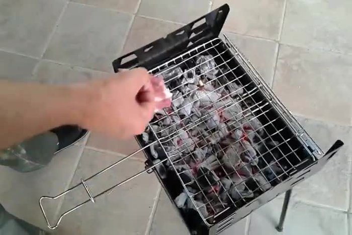 Preparare la griglia e il carbone.
