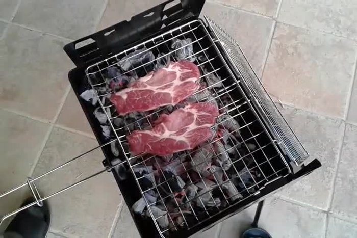 Adagiare la coppa di maiale sulla griglia. Aggiungere un pizzico di sale da entrambi i lati. Lasciare cuocere, girandola di tanto in tanto per evitare che bruci.