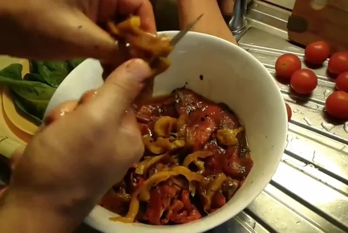 Tagliare i peperoni a pezzettini e condirli con aglio tritato, prezzemolo tritato, olio extravergine d'oliva, sale e limone a piacere.