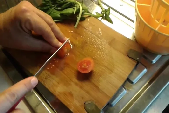 Preparare le bruschette: tagliare i pomodorini a fettine sottili e a cubetti, aggiungere basilico tritato, sale e olio extravergine d'oliva.