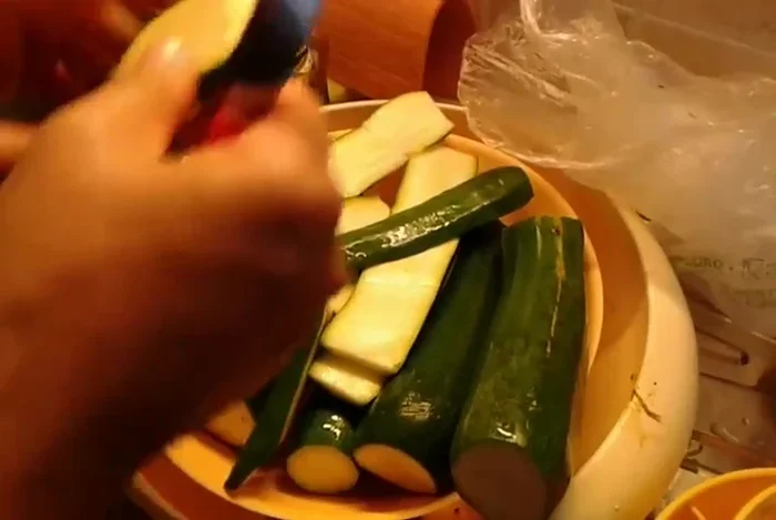 Tagliare le zucchine a fette spesse e grigliarle su entrambi i lati.