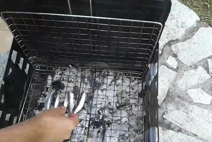 Grigliare le sardine, condirle con sale.