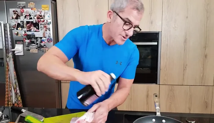Sciogliere il burro in padella con un goccio d'olio per evitare che bruci. Alzare il punto di fumo del burro.