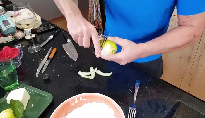 Spremere il succo di limone, aggiungendo anche un po' di buccia grattugiata (solo la parte gialla, evitando il bianco).