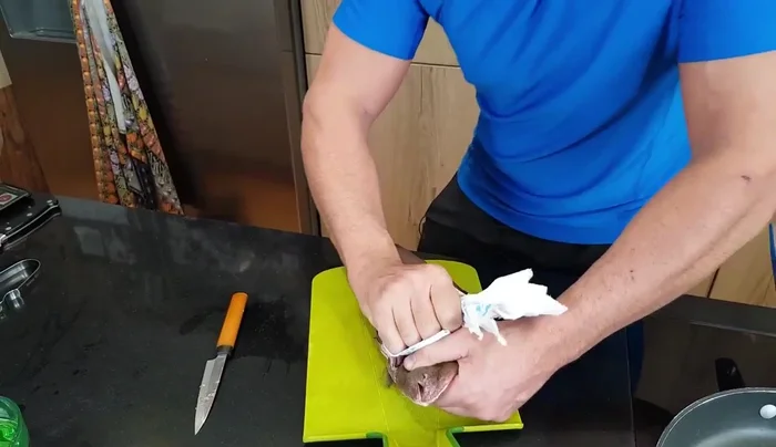 Asciugare la sogliola con carta assorbente.