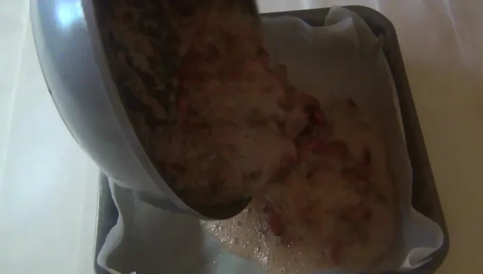 Spegnere il fuoco e versare il composto nella teglia preparata, livellandolo in uno strato omogeneo.