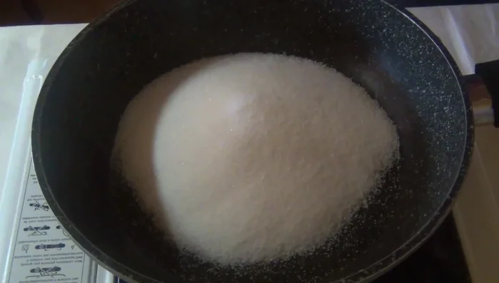 In una pentola larga antiaderente dal fondo spesso, mettere lo zucchero, l'acqua e il succo di limone. Far sciogliere lo zucchero a fuoco medio, mescolando fino a raggiungere i 113°C.
