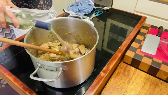 Sfumare con una generosa quantità di vino bianco.