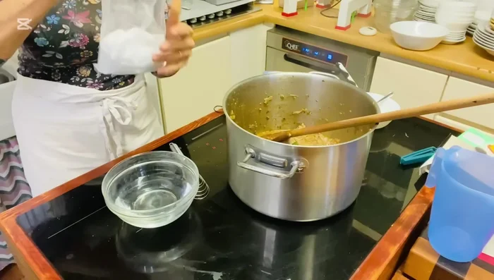 Preparare un composto cremoso mescolando acqua, fecola di patate (o amido di mais) e concentrato di pomodoro.