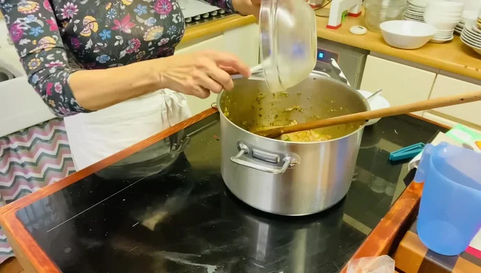 Aggiungere il composto cremoso allo spezzatino.
