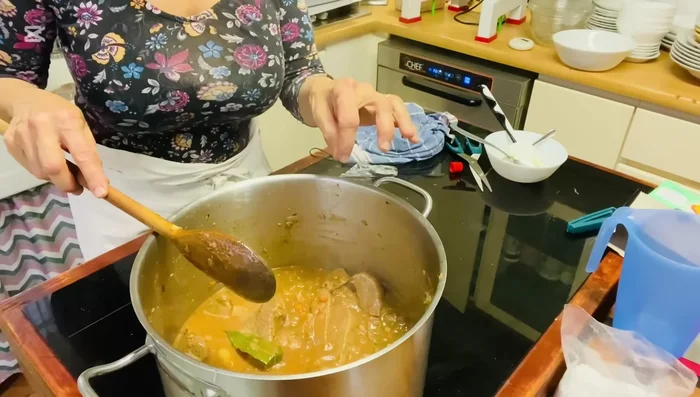 Aggiungere dado granulare se il sugo risulta insipido.