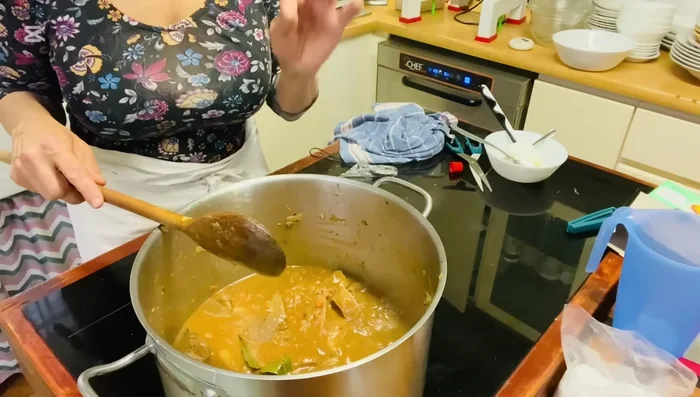 Cuocere a fuoco basso con coperchio per circa 2-3 ore (o finché la carne non sarà tenera).