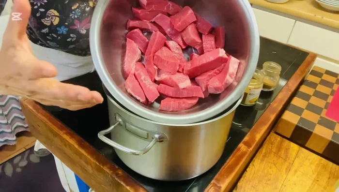 Aggiungere la carne al soffritto e farla rosolare bene a fiamma alta.