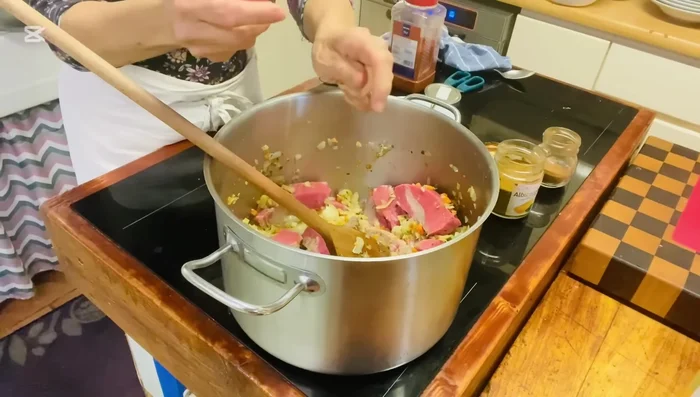 Aggiungere alloro (spezzettato), rosmarino, cumino, chiodi di garofano, paprica, sale, pepe.