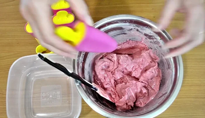 Riempire gli stampini per gelato (se disponibili).