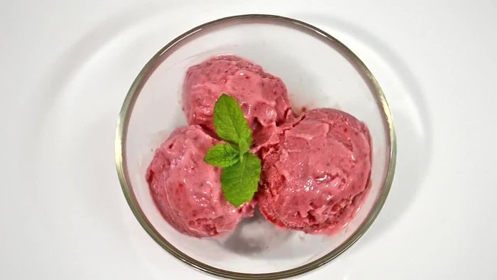 Lavare, asciugare e tagliare a pezzetti le fragole. Congelarli su un vassoio per 4-5 ore (non in un sacchetto per facilitarne l'estrazione).