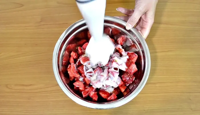 Frullare il composto con un frullatore a immersione fino a ottenere una consistenza liscia.