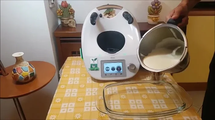 Versare il composto in una vaschetta, immergervi le stecche di cannella e lasciare raffreddare per un'ora a temperatura ambiente, poi per 2 ore in frigorifero.