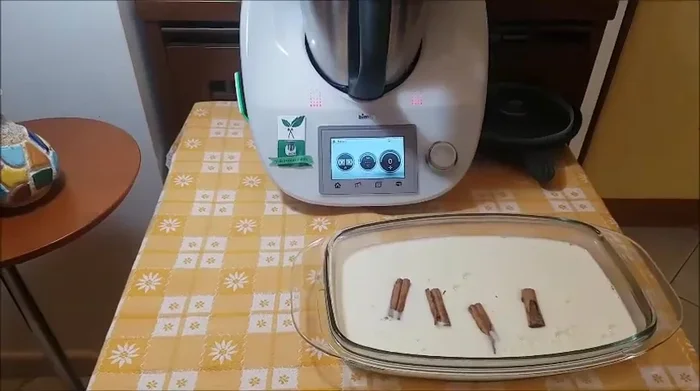 Dopo 2 ore in frigorifero, rimuovere le stecche di cannella (lasciando eventuali residui). Aggiungere 10g di liquore alla cannella e mescolare.