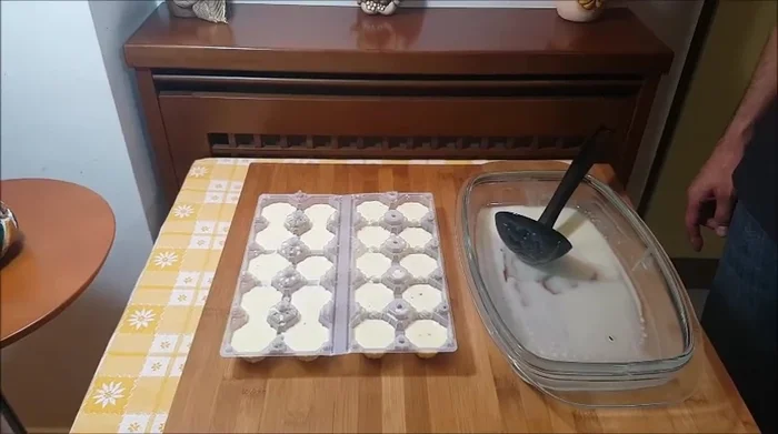 Dopo 6 ore, togliere il gelato dal freezer e dal contenitore. Nel Bimby, azionare per 30 secondi a velocità 6, spatolando.