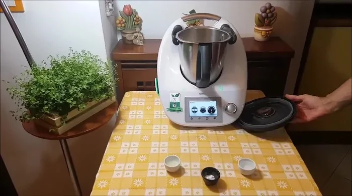 Per la crema di mele e vaniglia: tritare la mela nel Bimby per 10 secondi a velocità 4. Aggiungere succo di limone, acqua e cuocere per 5 minuti a 90° velocità 4.