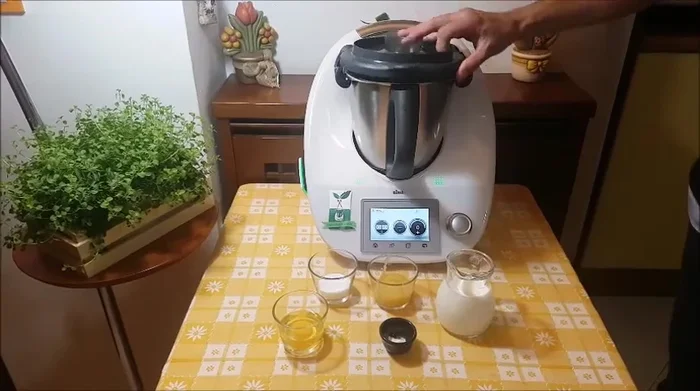 Per la salsa di vaniglia e mele: nel Bimby, polverizzare lo zucchero per 10 secondi a velocità 10. Aggiungere latte, uovo, vanillina e la crema di mele. Cuocere per 8 minuti a 90° velocità 4. A 6 minuti aggiungere la farina.