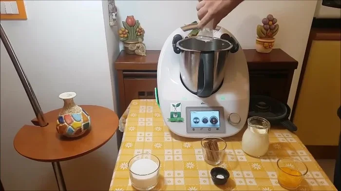 Mettere nel boccale del Bimby il latte intero, la panna, i tuorli, lo zucchero e la vanillina. Cuocere per 6 minuti a 80° velocità 3.